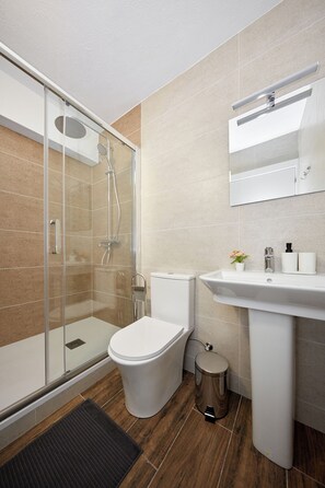 Shower, rainfall showerhead, free toiletries, hair dryer - El Patio Hostal (Alicante)