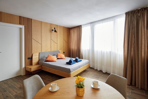 Deluxe-huone | Tallelokero huoneessa, työpöytä, ilmainen Wi-Fi, vuodevaatteet