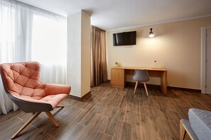 Safe på rommet, skrivebord, wi-fi (inkludert) og sengetøy