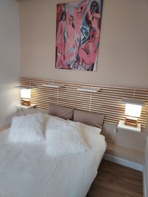 1 chambre, bureau, fer et planche à repasser, lit parapluie