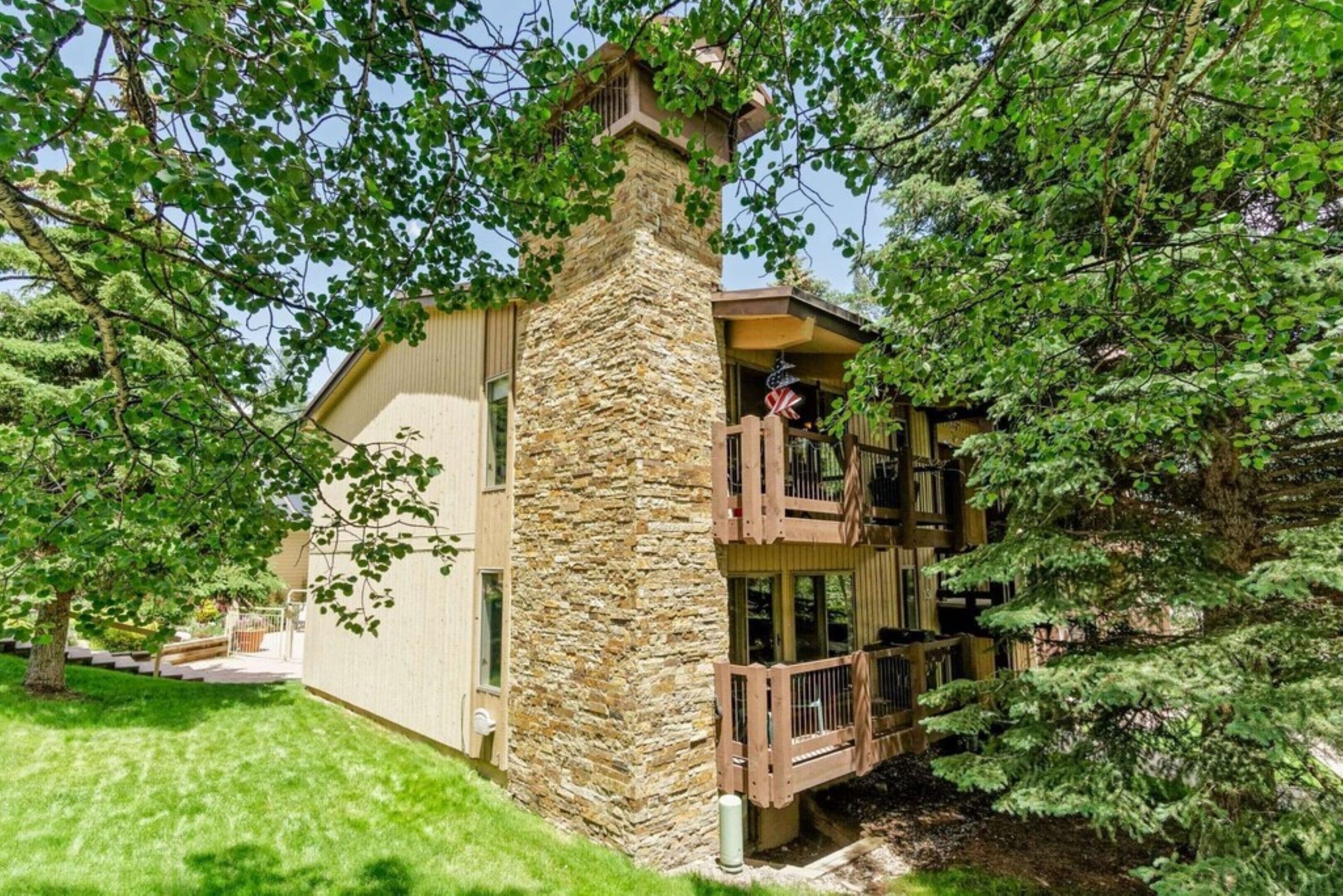 Woodbridge condo.Mountain Getaway,  Excellent location close everything!
