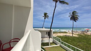 A balcony with a view of the beach, palm trees, and ocean. - Apê p/ 7 Pessoas: Vista Mar, Piscina e Garagem (Barra de São Miguel)