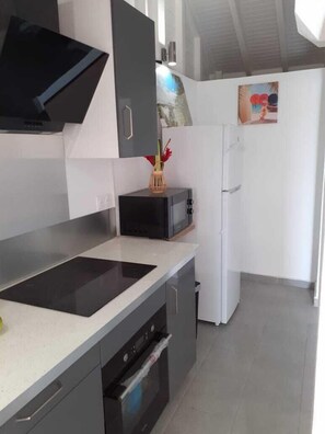 Fridge, microwave, oven, stovetop - Résidence Ilet Soleil 5 minutes from the beach! (Sainte-Anne)