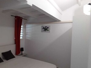 2 chambres, fer et planche à repasser, lit de bébé portatif