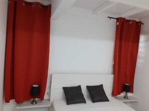 2 bedrooms, iron/ironing board, travel cot, free WiFi