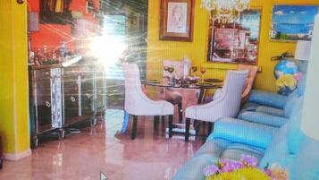 Smart TV, DVD player, books, stereo