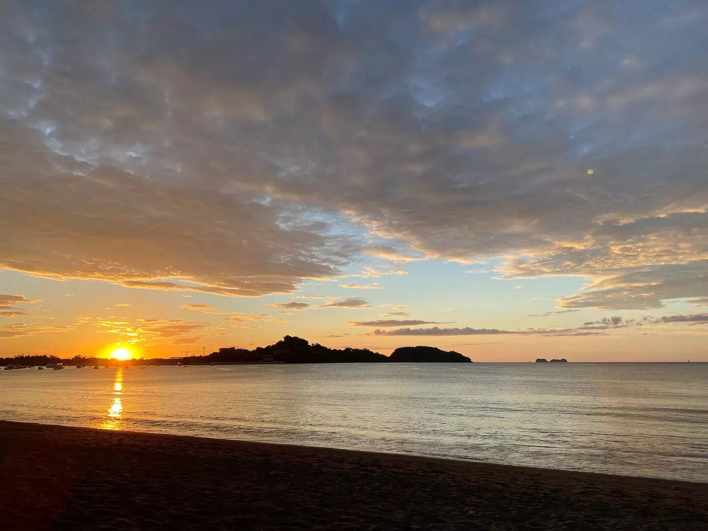 Nær stranden og strandhåndklær