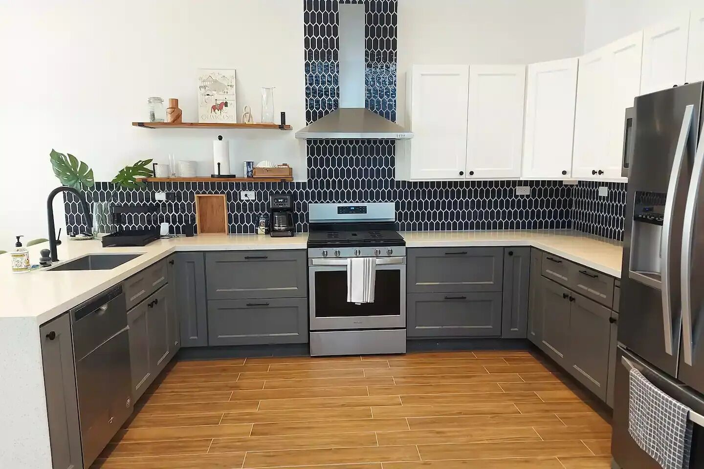 Kylskåp, mikrovågsugn, ugn och spishäll