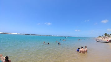 På stranden och vit sandstrand