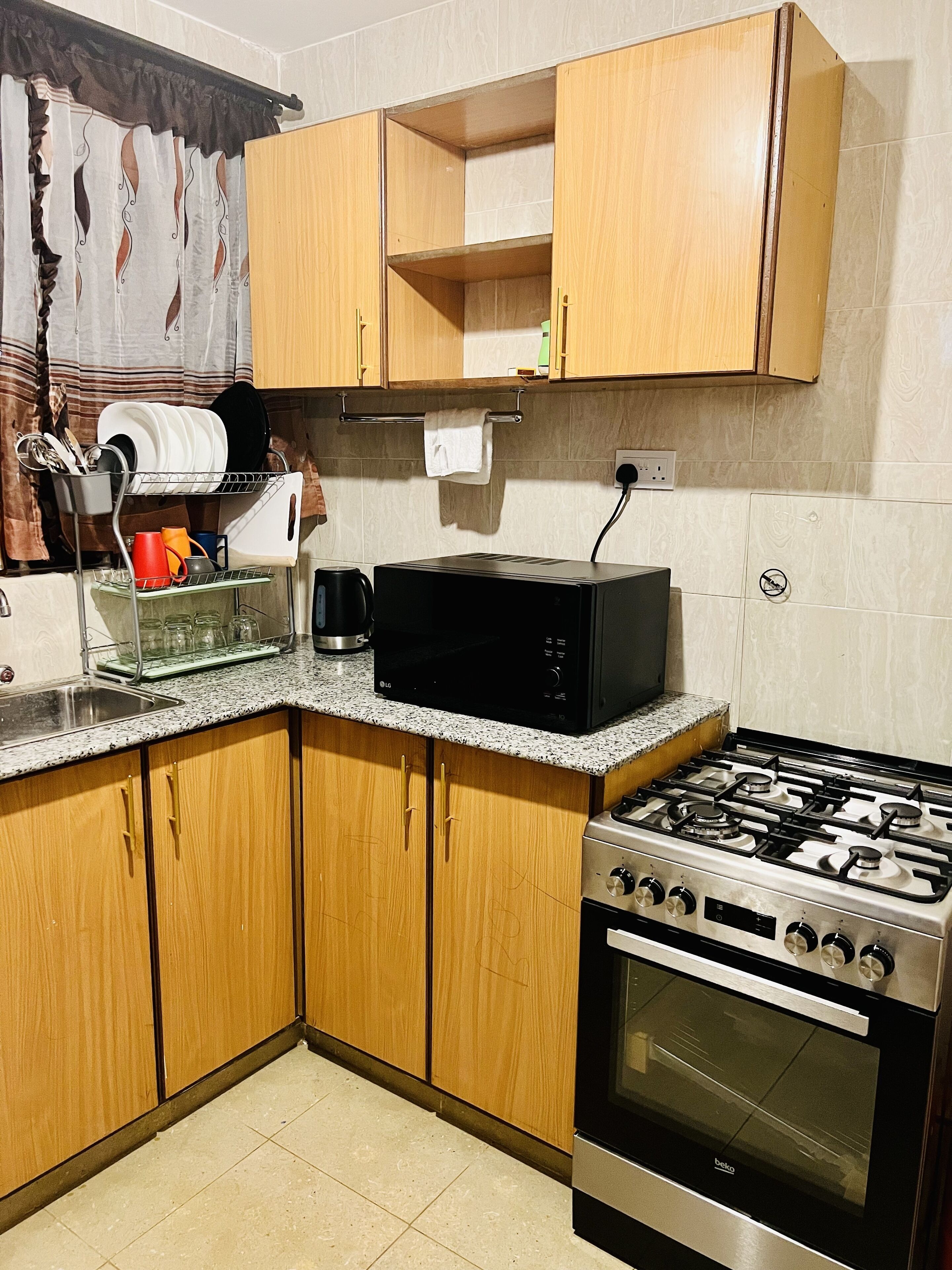 Refrigerador, microondas, horno y cafetera y tetera 