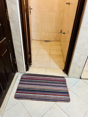 Douche, serviettes fournies, savon, papier toilette