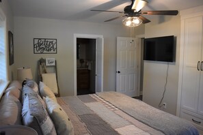 3 bedrooms, desk, iron/ironing board, free WiFi