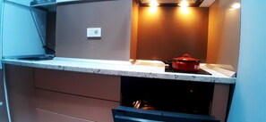 Suite estudio exclusiva | Cocina privada | Refrigerador con congelador, microondas, horno y parrilla de estufa