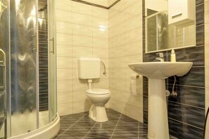 Dusche, kostenlose Toilettenartikel, Haartrockner, Handtücher