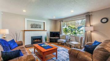 Smart-TV, Kamin, Arbeitsbereiche