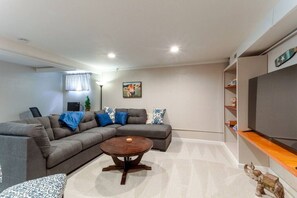 Smart TV, chimenea y libros