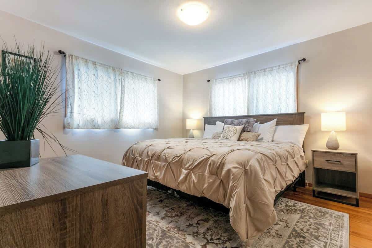 4 slaapkamers, een bureau, een strijkplank/strijkijzer, reisbedje