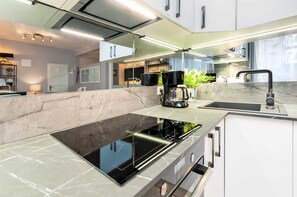 Kühlschrank, Mikrowelle, Ofen, Herdplatte