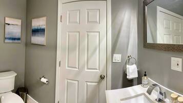 Combined shower/tub, jetted tub, hair dryer, towels