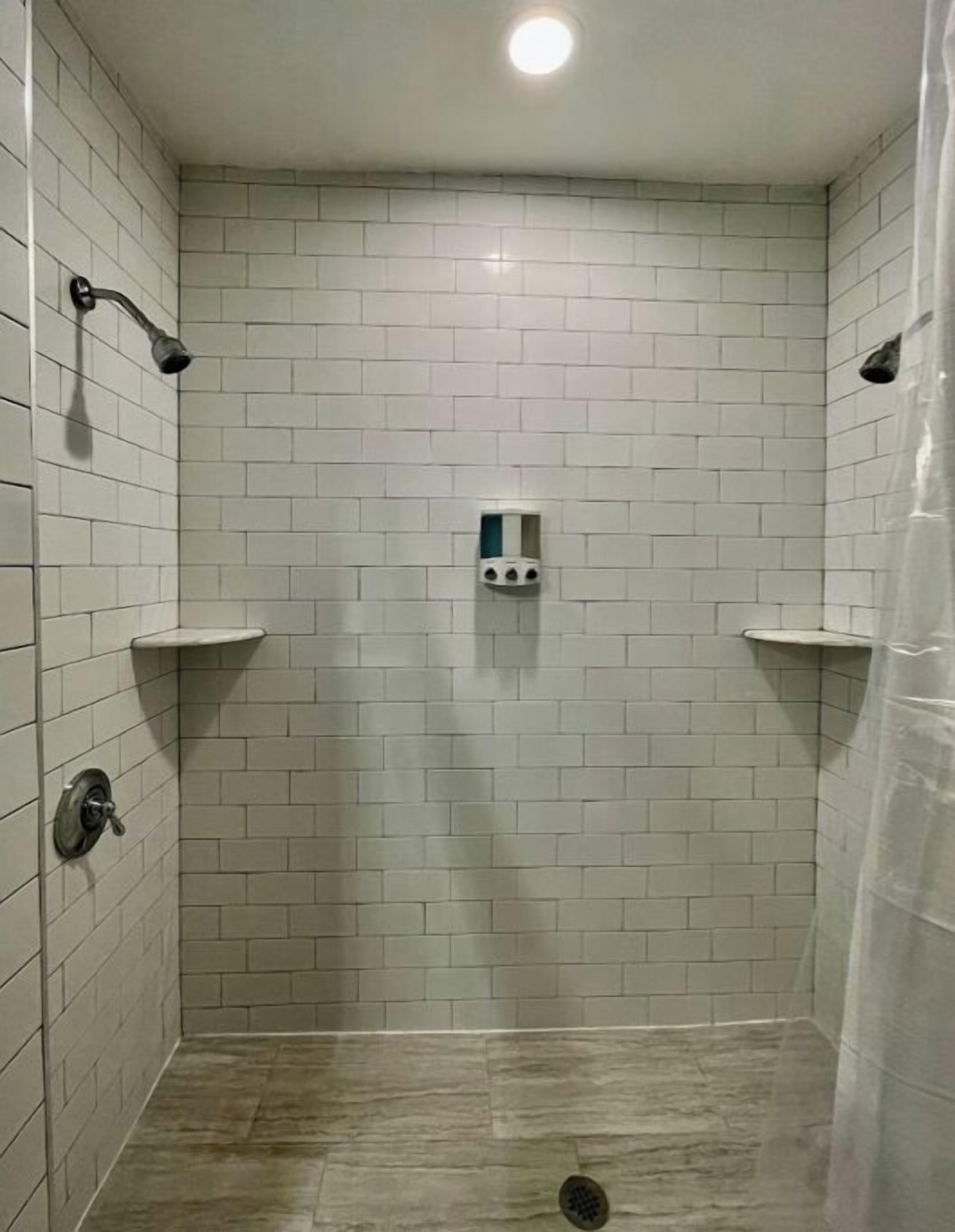 Bañera con ducha, bañera de hidromasaje, secador de pelo, toallas