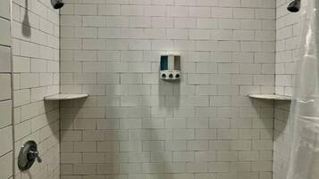 Bañera con ducha, bañera de hidromasaje, secador de pelo, toallas