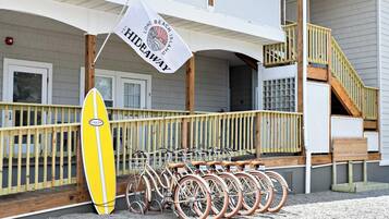 Un edificio con un cartel que dice 'Long Beach Island Hideaway'.