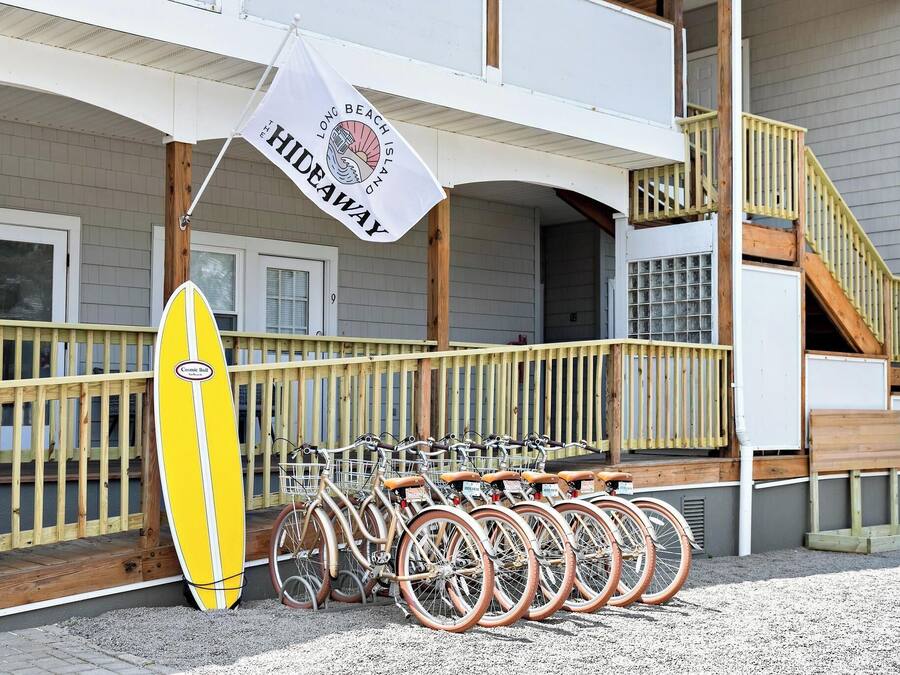 Un edificio con un cartel que dice 'Long Beach Island Hideaway'.