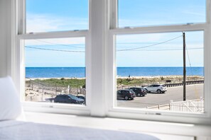 Deluxe Queen with Ocean View | Premium bedding, memory foam beds, free WiFi, bed sheets - The Hideaway Hotel (Beach Haven)