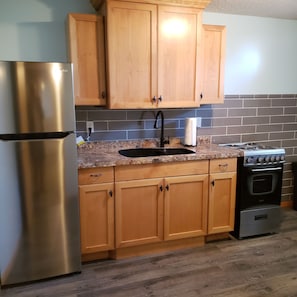 Een koelkast, een magnetron, een oven, een kookplaat