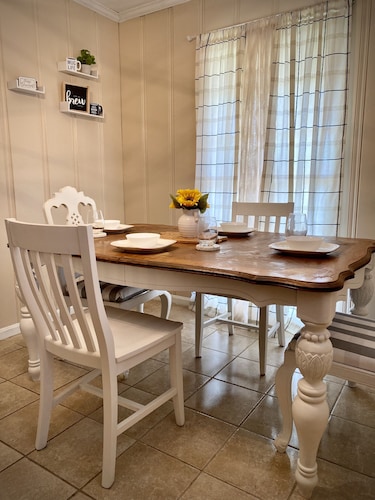 Family Friendly House- Close to Campus!