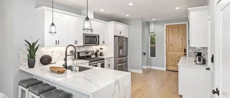 Een koelkast, een microgolfoven, een oven, een kookplaat