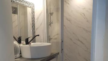 Een douche, een haardroger, handdoeken