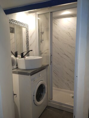 Douche, séchoir à cheveux, serviettes fournies