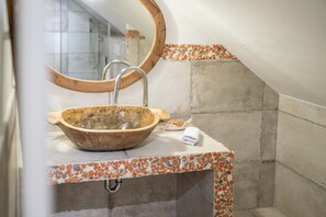 تجهيزات دش، مجففات شعر، مناشف، صابون