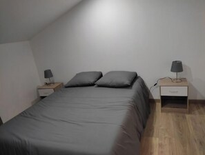 2 bedrooms, iron/ironing board, travel crib, free WiFi