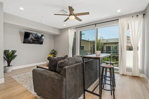 Smart TV, chimenea y estéreo