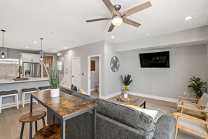 Smart TV, chimenea y estéreo