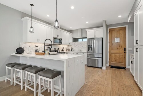 Entire Brand New 2-Bedroom #5 Luxury Townhouse!