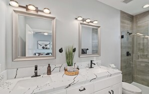 Combinazione doccia/vasca, asciugacapelli, asciugamani, sapone