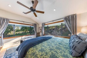 Desk, iron/ironing board, WiFi, bed sheets