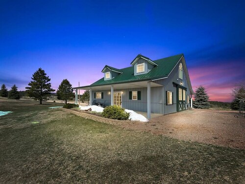 Unique Barn Retreat by the Hills
