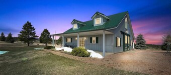 Unique Barn Retreat by the Hills