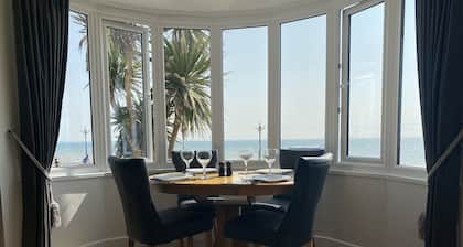 Beautiful cosy seafront 2 bed apartment with private parking - sleeps 4