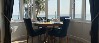 Beautiful cosy seafront 2 bed apartment with private parking - sleeps 4