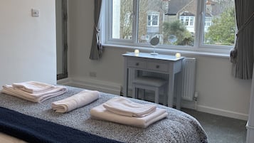 2 bedrooms, iron/ironing board, travel cot, free WiFi