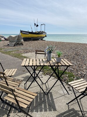 On the beach - Beach 180: Beachfront Apartment, Sea views & Private Parking space at the Door. (Worthing)