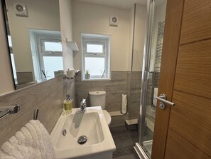 Dusche, Haartrockner, Handtücher, Seife