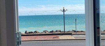 Beautiful cosy seafront 2 bed apartment with private parking - sleeps 4