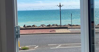 Beautiful cosy seafront 2 bed apartment with private parking - sleeps 4