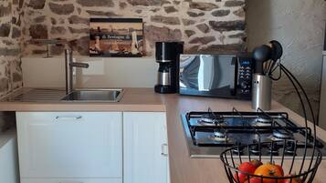 Réfrigérateur, micro-ondes, plaque de cuisson, cafetiÚre/bouilloire